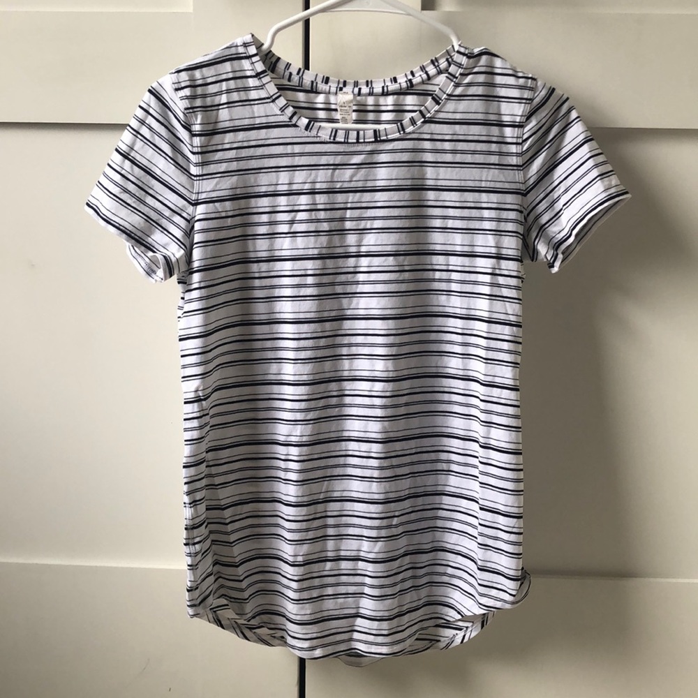 Lululemon size 4 woman’s t-shirt